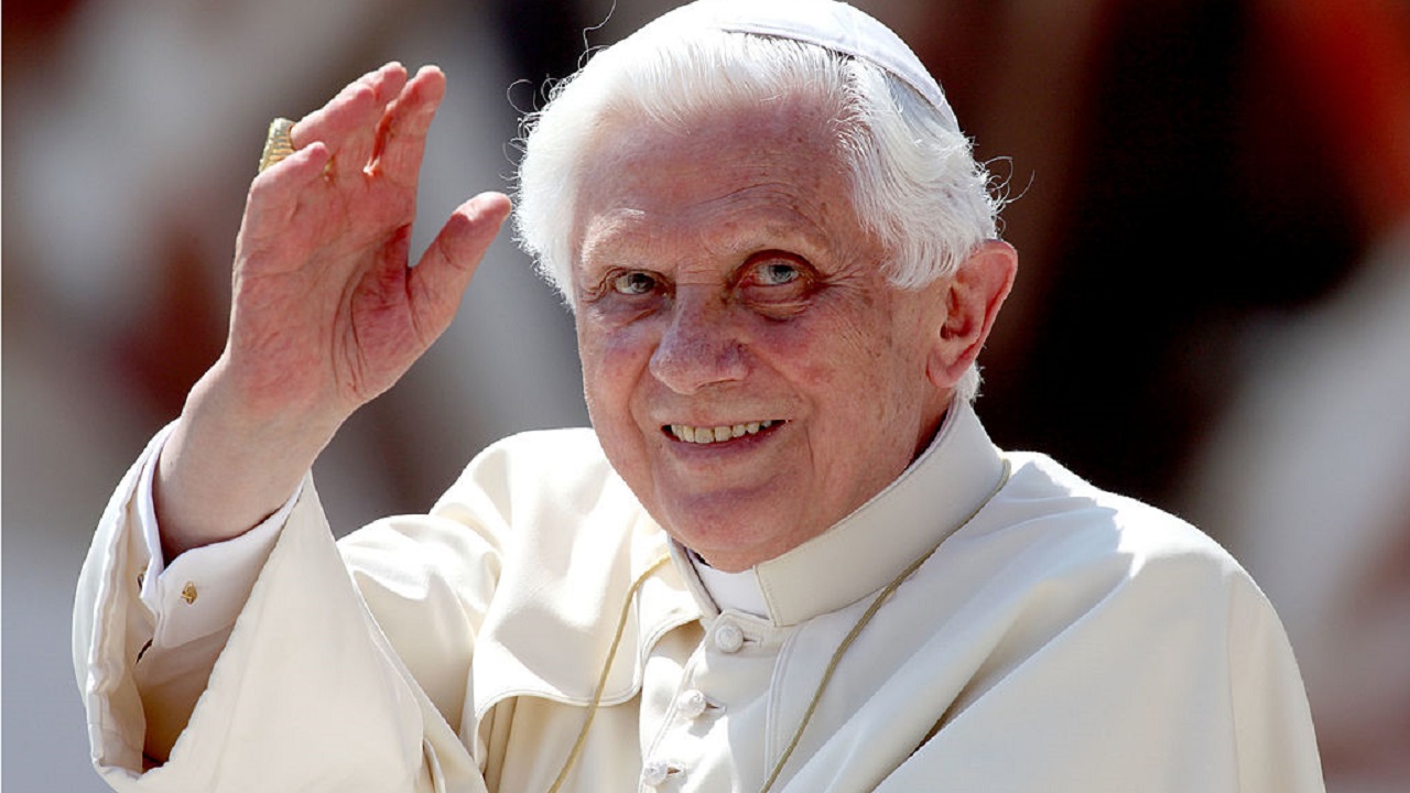 XVI. Benedek pápa integet