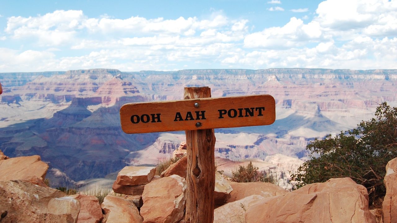 Egy tábla a Grand Canyonnál, amin az szerepel, hogy „Ooh aah point”.