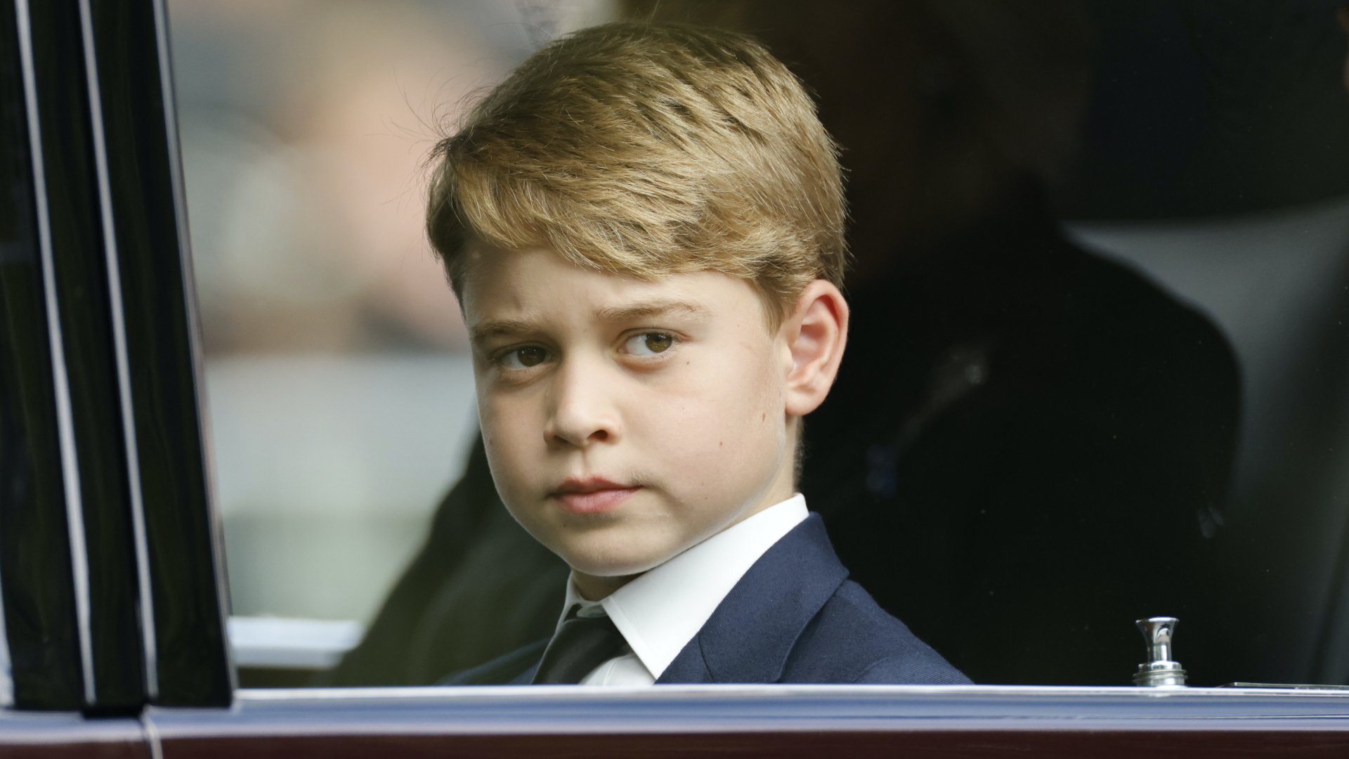 György herceg, Vilmos cambridge-i herceg, a brit trónörökös és felesége, Katalin cambridge-i hercegnõ elsõszülött fia a dédanyja, II. Erzsébet néhai brit uralkodó temetésén Londonban 2022. szeptember 19-én