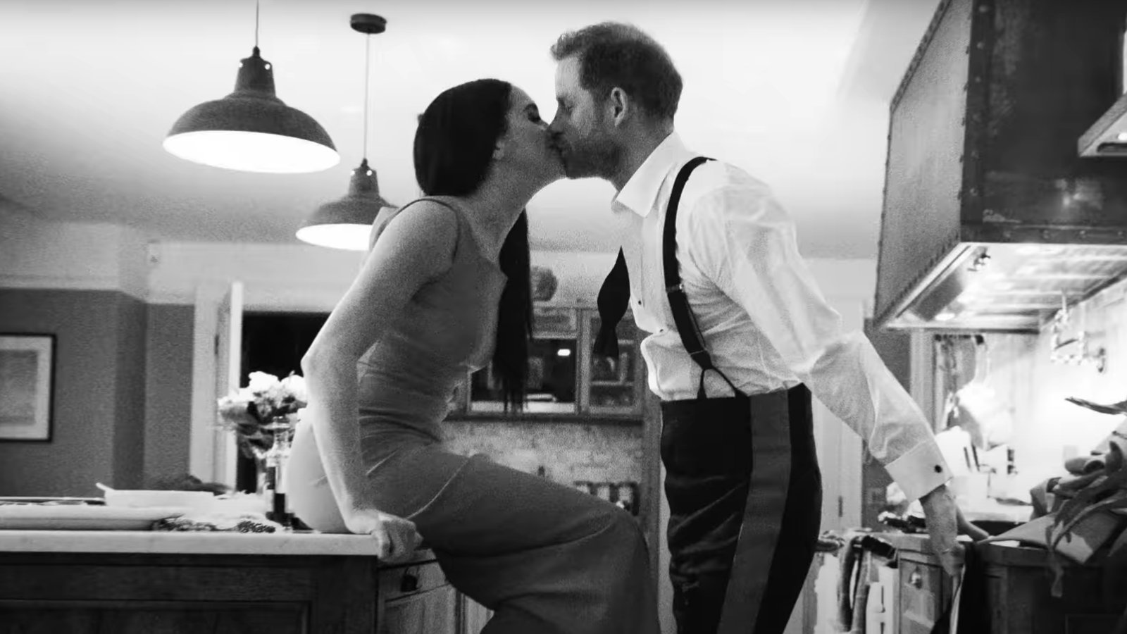 Meghan és Harry csókolózik a konyhában