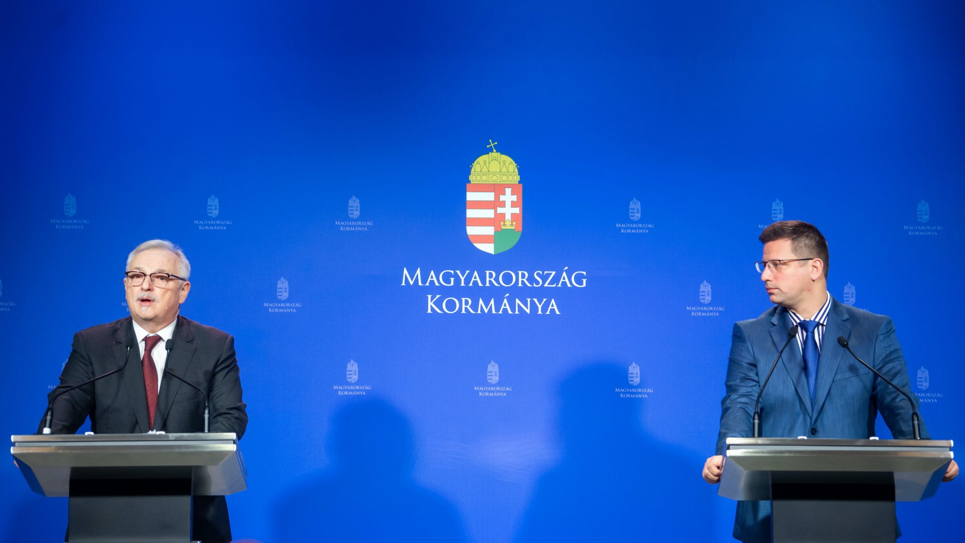 Gulyás Gergely Miniszterelnökséget vezetõ miniszter (j) és Hernádi Zsolt, a MOL elnök-vezérigazgatója sajtótájékoztatót tart a Miniszterelnöki Kabinetiroda sajtótermében 2022. december 6-án