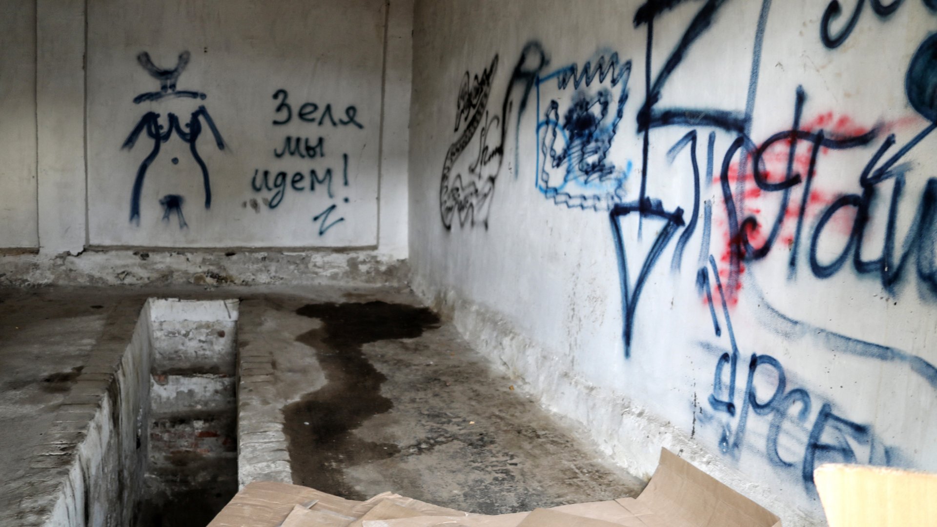 Graffiti a falon 2022. november 16-án, ahol az orosz megszállók kínzókamrát állítottak fel, a dél-ukrajnai Herszonban