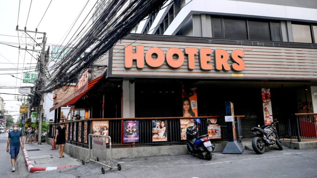 Hootersbe vitte 9 éves fiát a jó bizonyítvány miatt