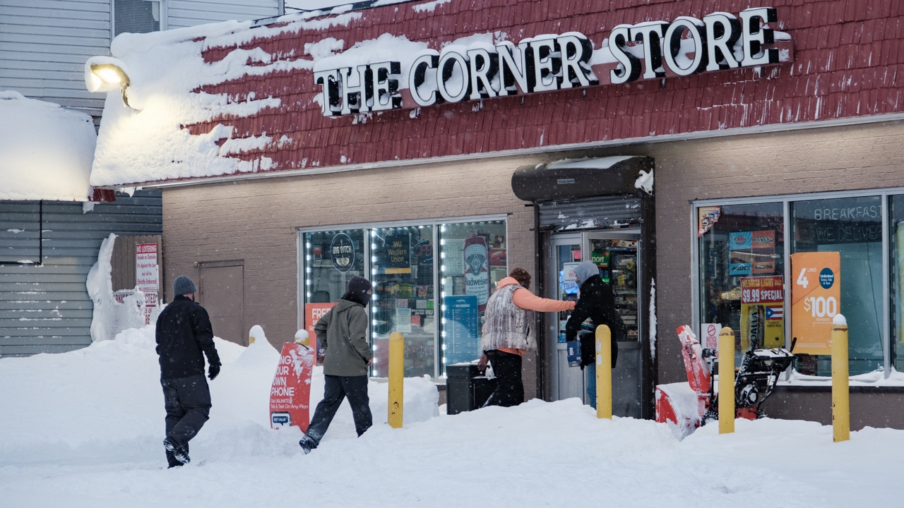hatalmas hóviharban egy üzlet Buffaloban
