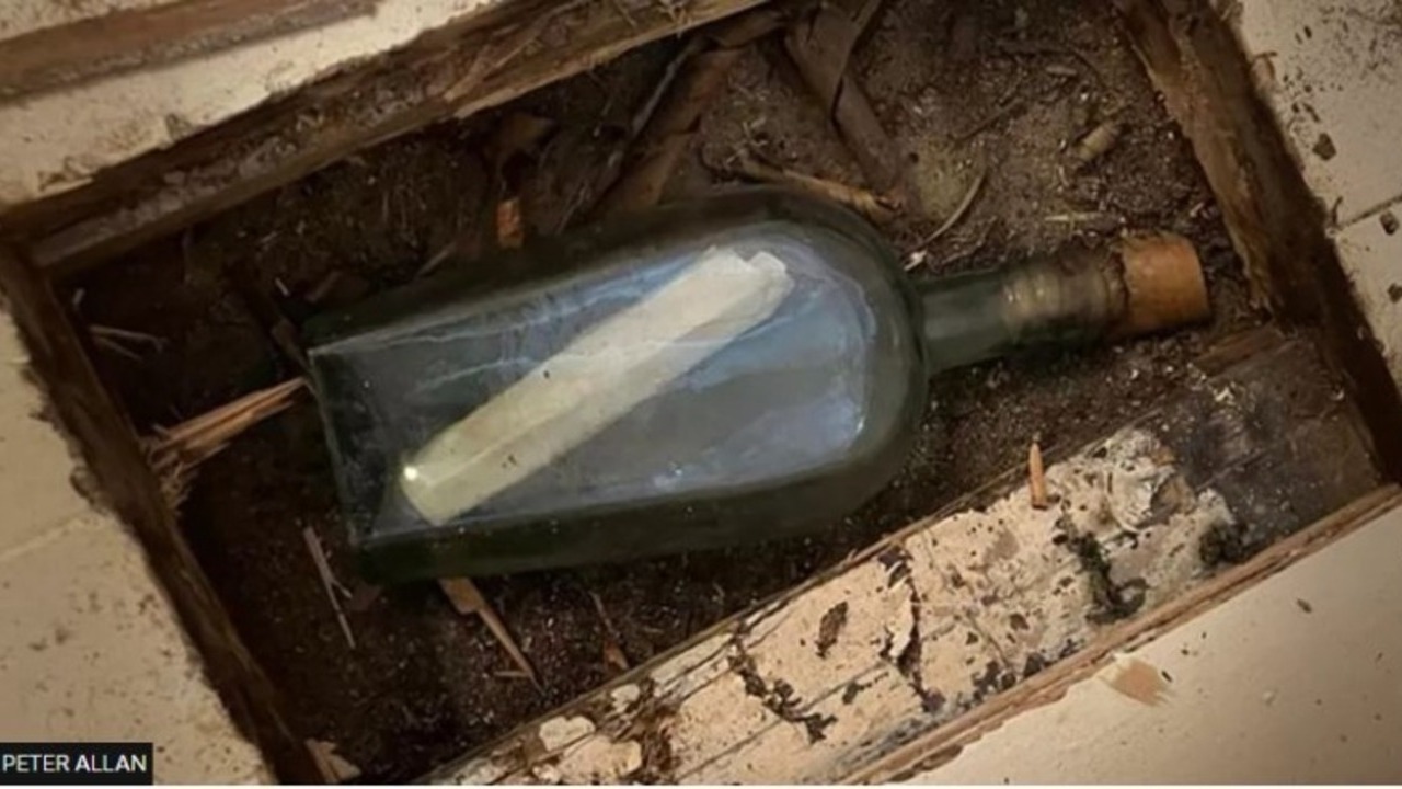 A padló alatt találta meg az üveget Peter Allan (Fotó: GGC TV/FB)