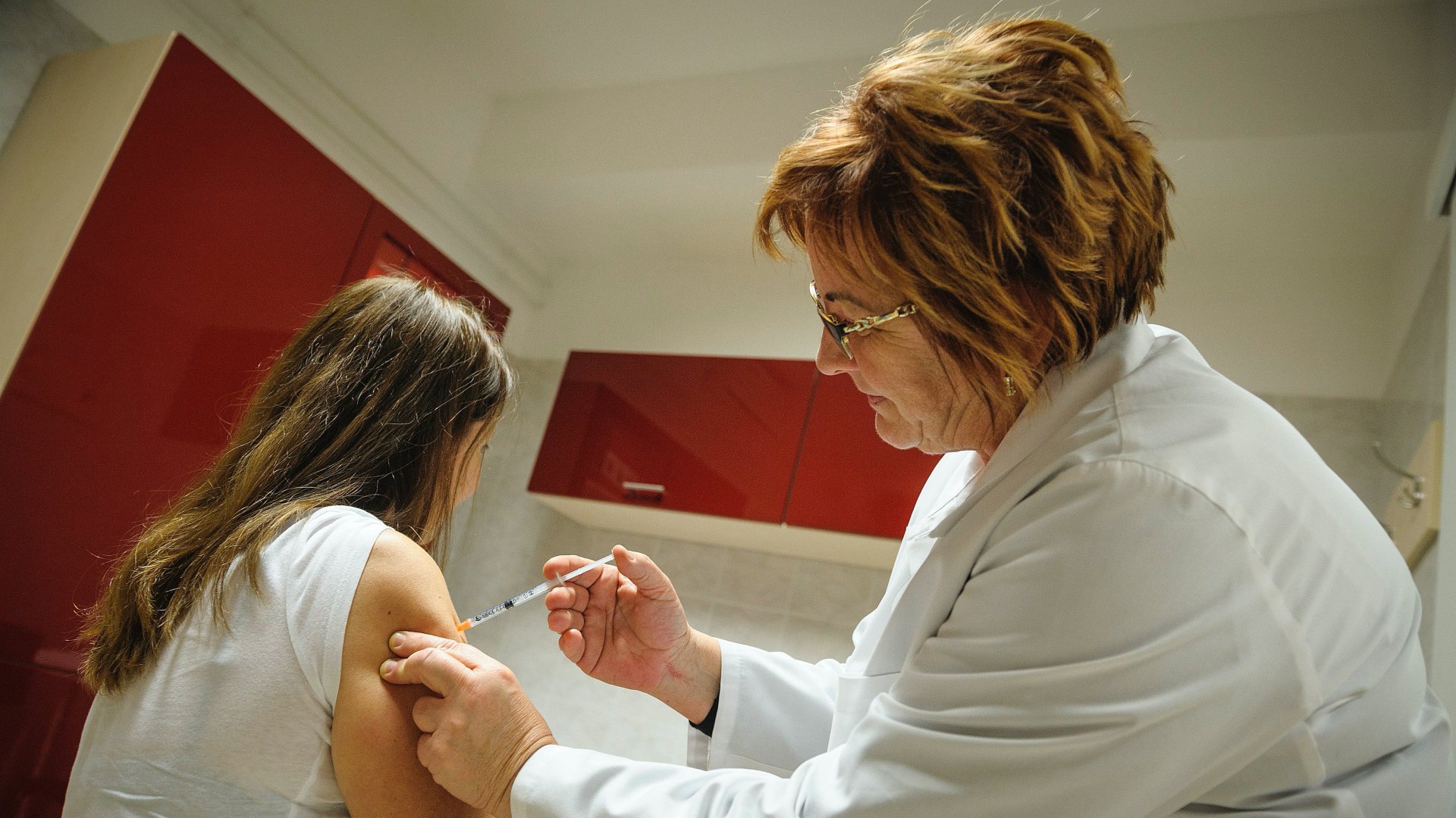 Dézsi Ágnes háziorvos influenza elleni védõoltást ad be egy páciensnek Debrecenben 2016. november 23-án