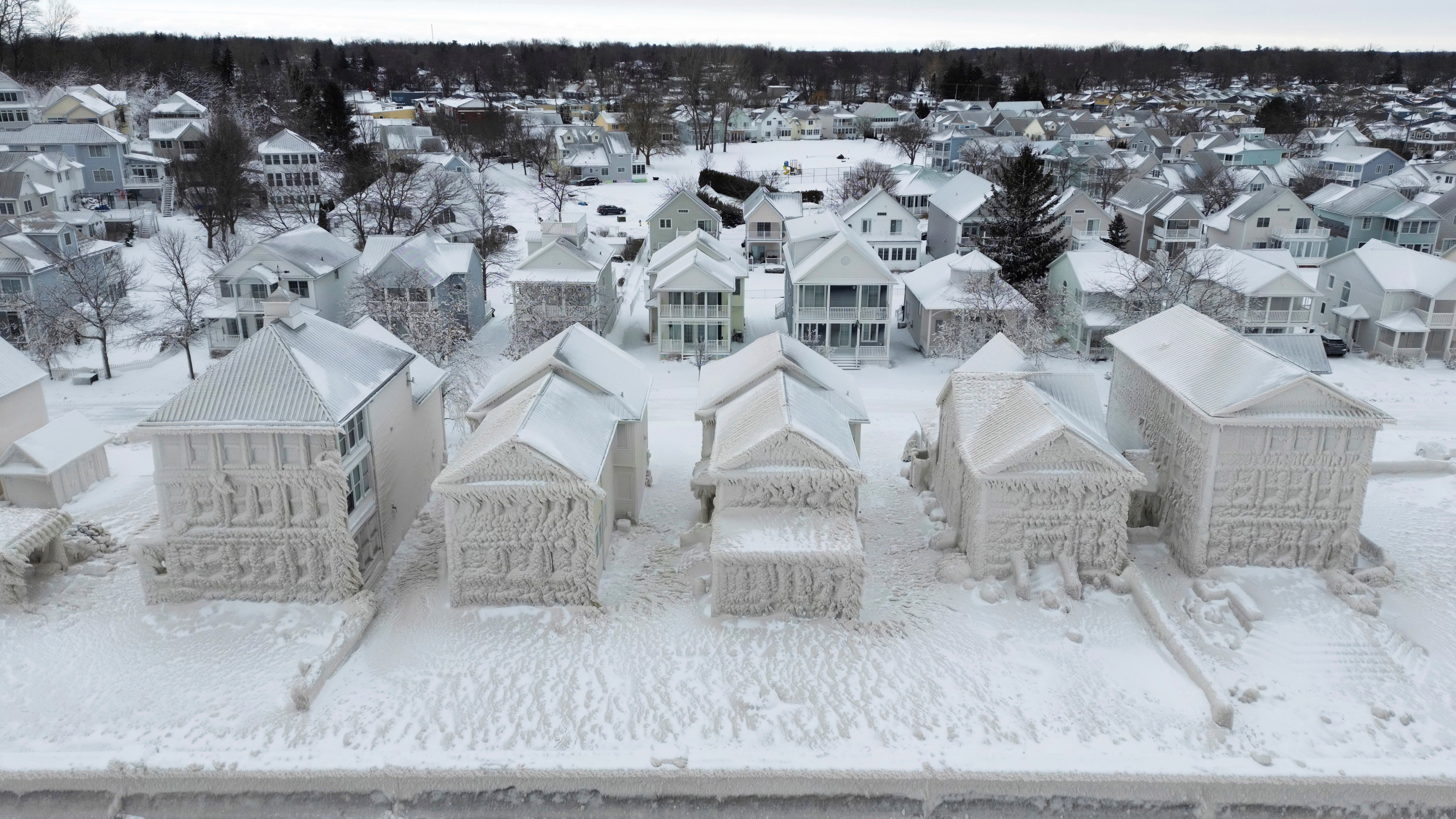 A drónnal készült felvételen jégpáncél borít lakóházakat az Erie-tó partján, az Ontario tartománybeli Fort Erie közelében 2022. december 27-én