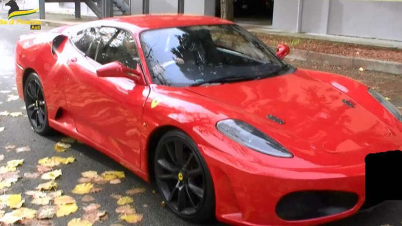 Ez a Ferrari valójában egy Toyota (Fotó: Guardia di Finanza Asti)