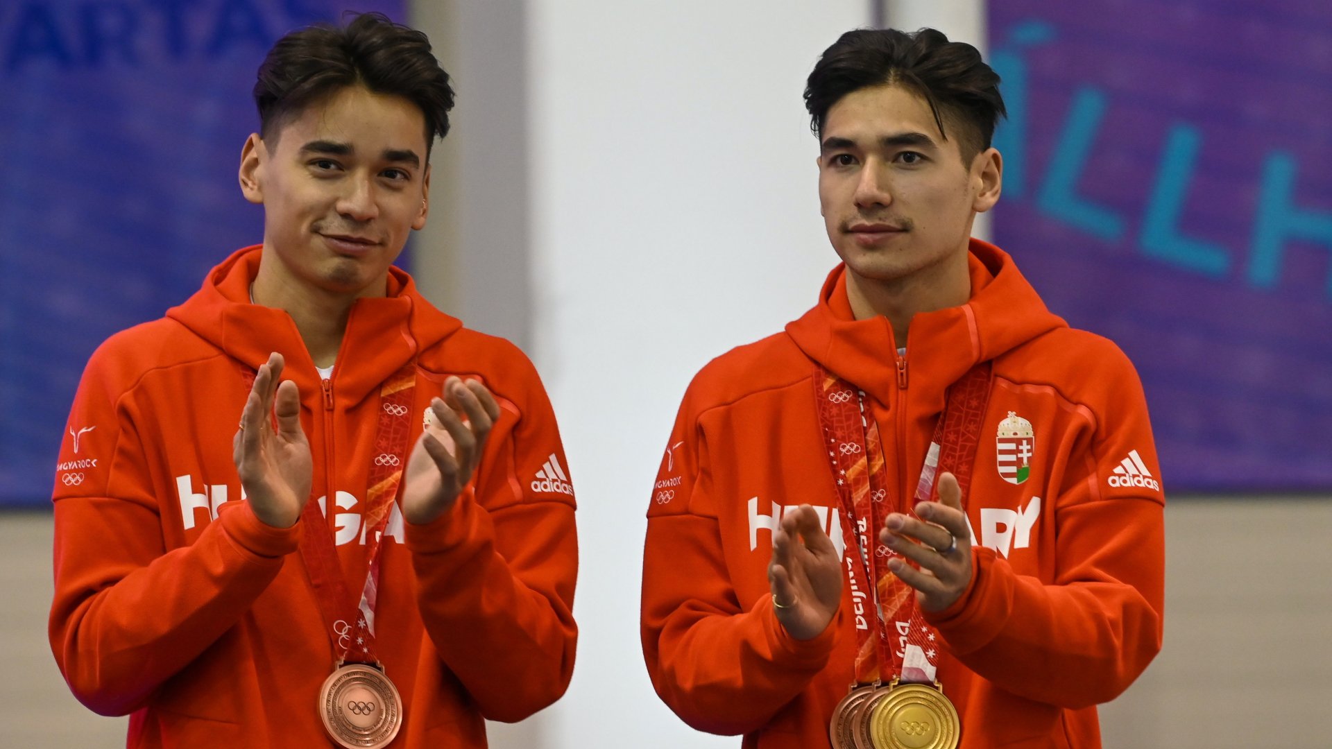 Liu Shaolin Sándor (b) és Liu Shaoang, a magyar rövidpályás gyorskorcsolya-válogatott tagjai a budapesti Gyakorló Jégcsarnokban, miután hazaérkeztek a pekingi téli olimpiáról 2022. február 18-án