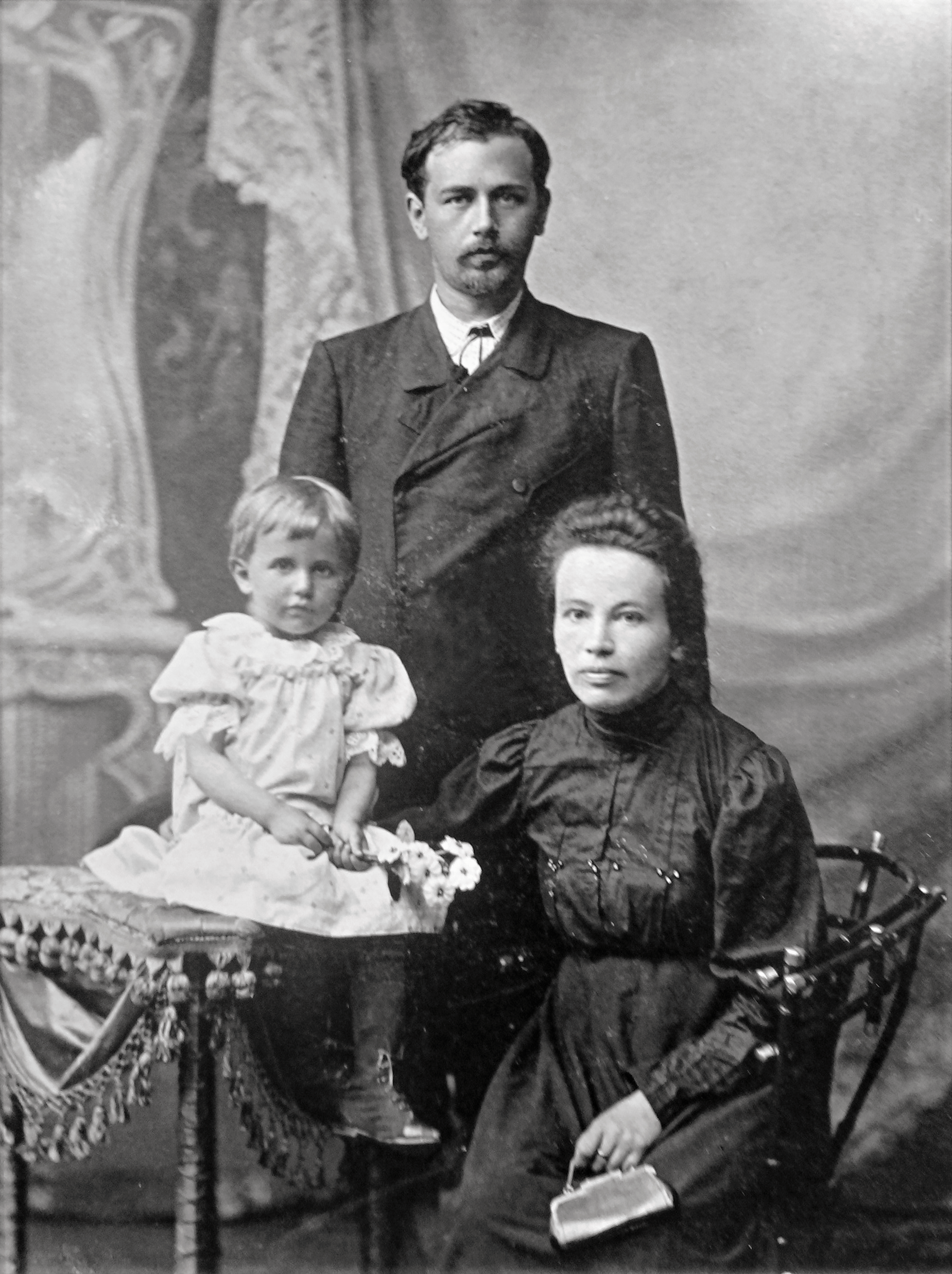Mikola Dmitrovics Leontovics családja körében 1890-ben (fotó: Wikipedia)