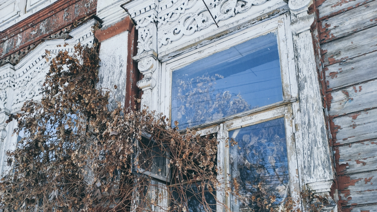 elhagyatott ház ablaka