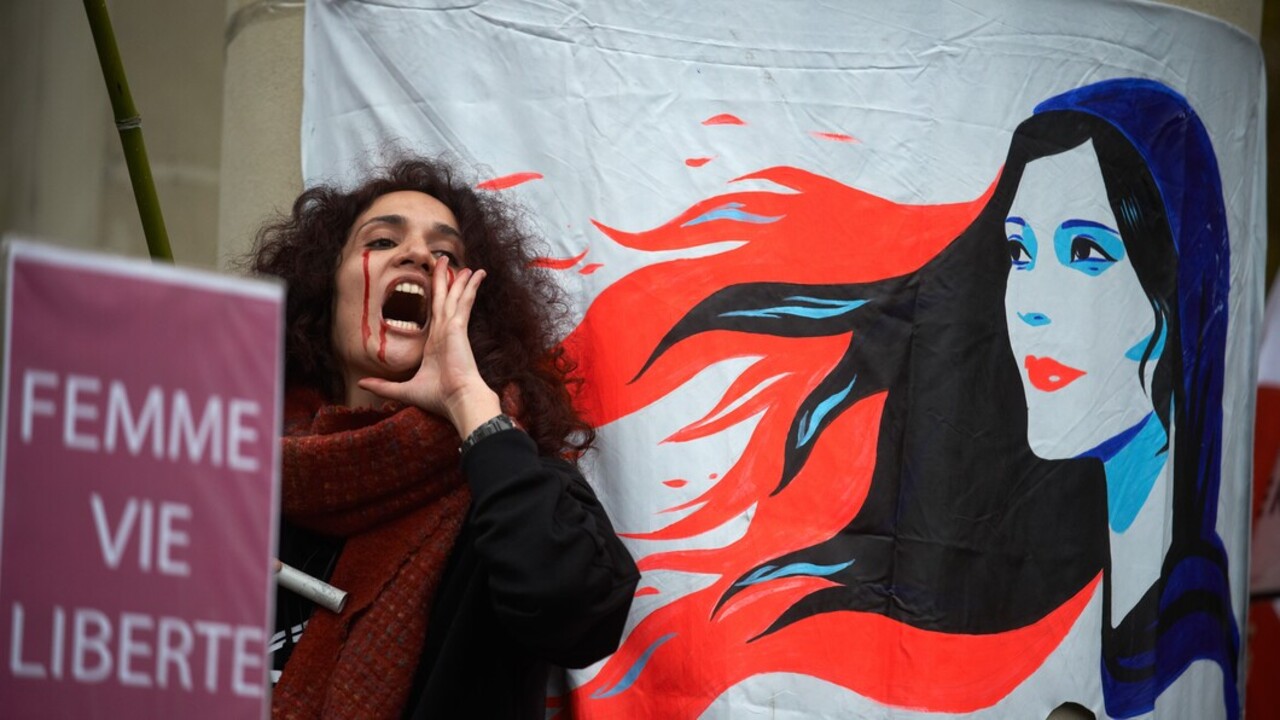Egy francia nő az iráni nők szabadságáért tartott tüntetésen Toulouse-ban (Fotó: Getty Images)