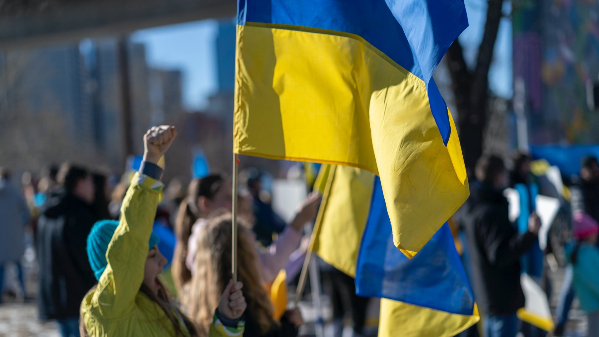 Demonstráló nő egy ukrán zászlóval