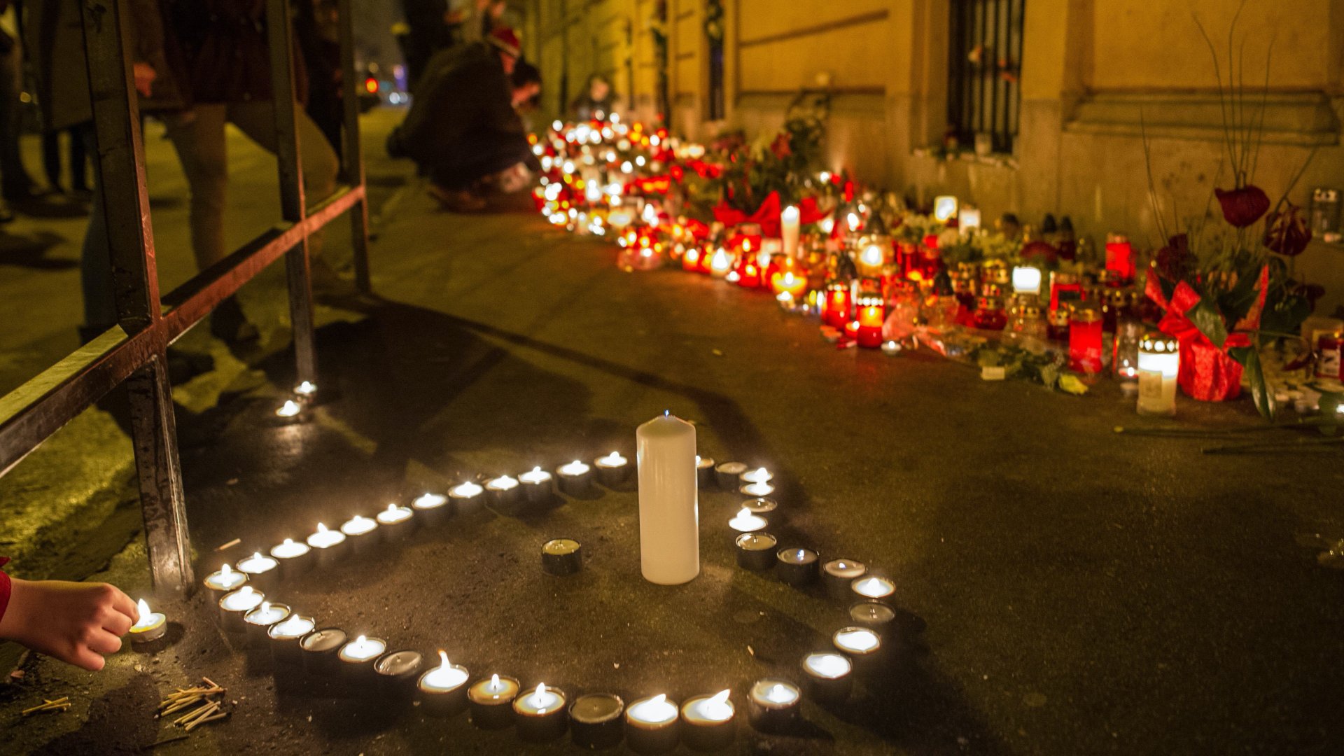 Megemlékezõk mécsest gyújtanak a veronai buszbaleset áldozatainak emlékére a VI. kerületi Szinyei Merse Pál Gimnázium elõtt 2017. január 22-én