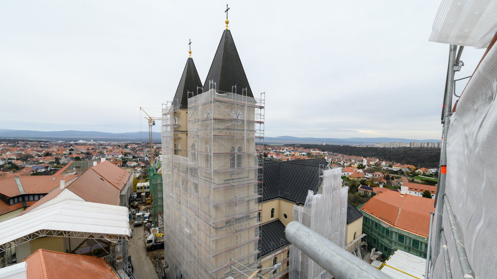 A Veszprém-Balaton 2023 Európa Kulturális Fõvárosa program keretében megújuló Szent Mihály Fõszékesegyház a Szent István Templom tornyának állványzatáról fotózva a veszprémi várnegyedben 2022. november 30-án