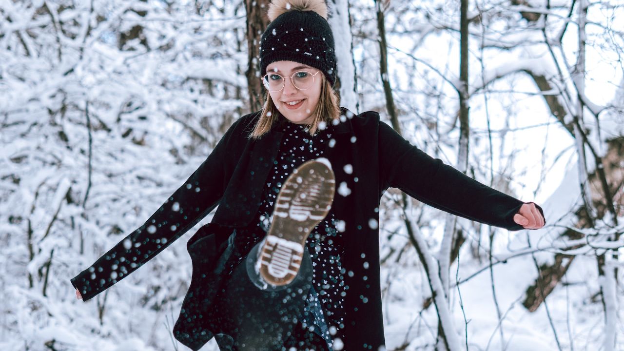 Lány a havazásban
