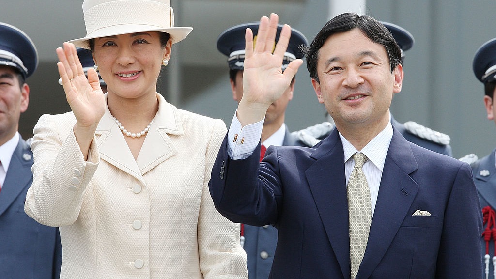 a japán császár a feleségével