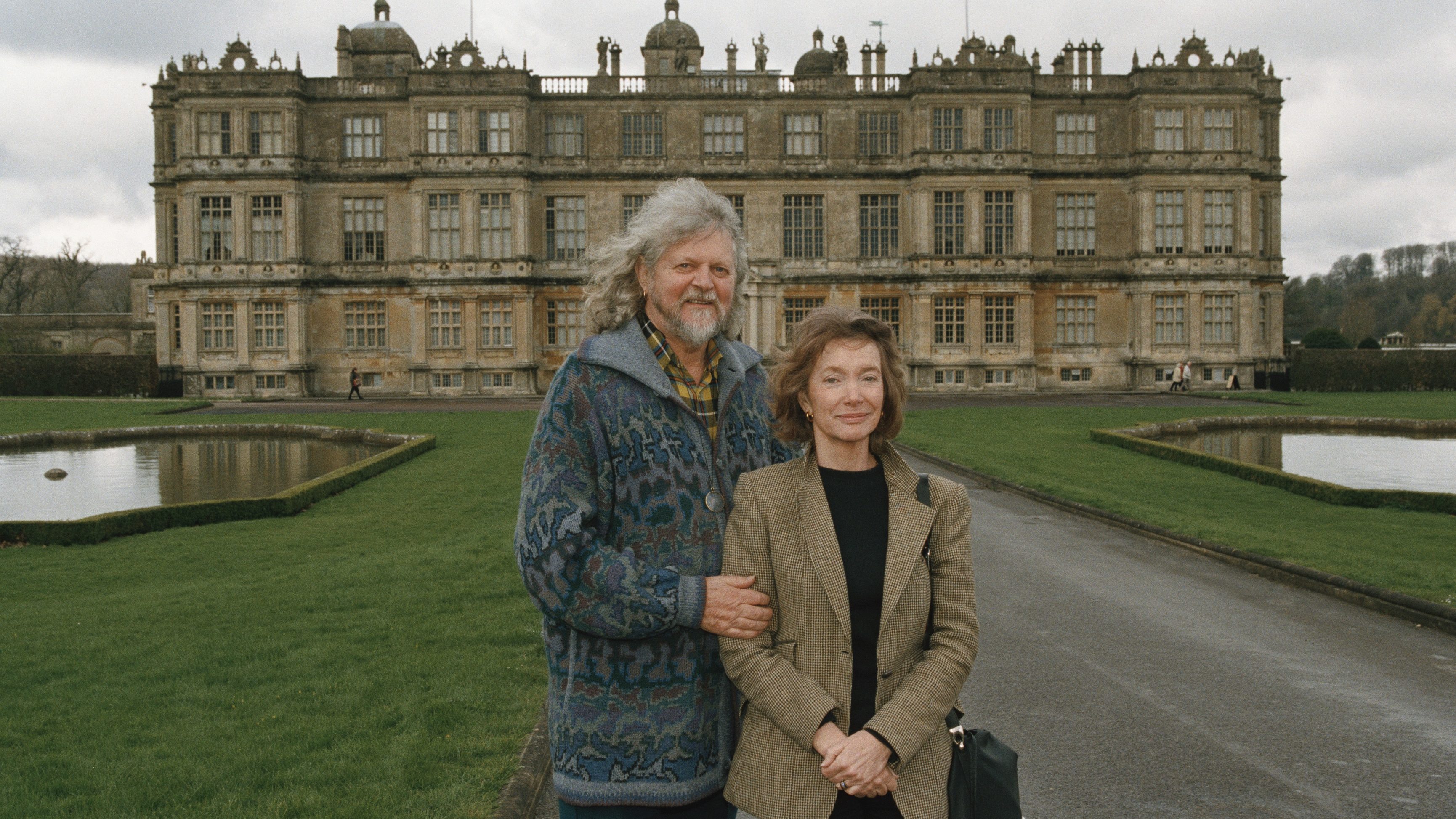 Lord Alexander Thynn, Bath 7. márkija feleségével, Gál Annával a Longleat House előtt 1998-ban