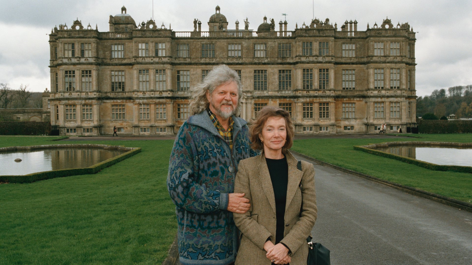 Lord Alexander Thynn, Bath 7. márkija feleségével, Gál Annával a Longleat House előtt 1998-ban