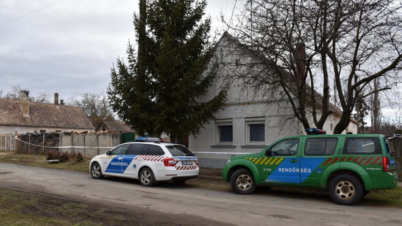 Rendőrautók a csepregi ház előtt, ahol 2022 februárjában egy kisfiú holttestére bukkantak