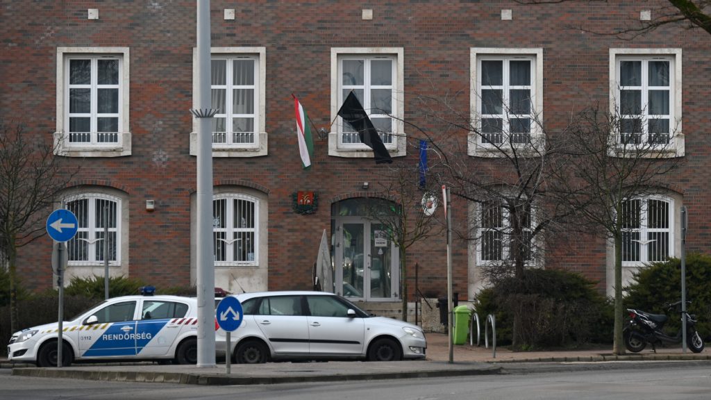 Fekete zászló a Rákospalotai Rendőrkapitányság épületén 2023. január 13-án