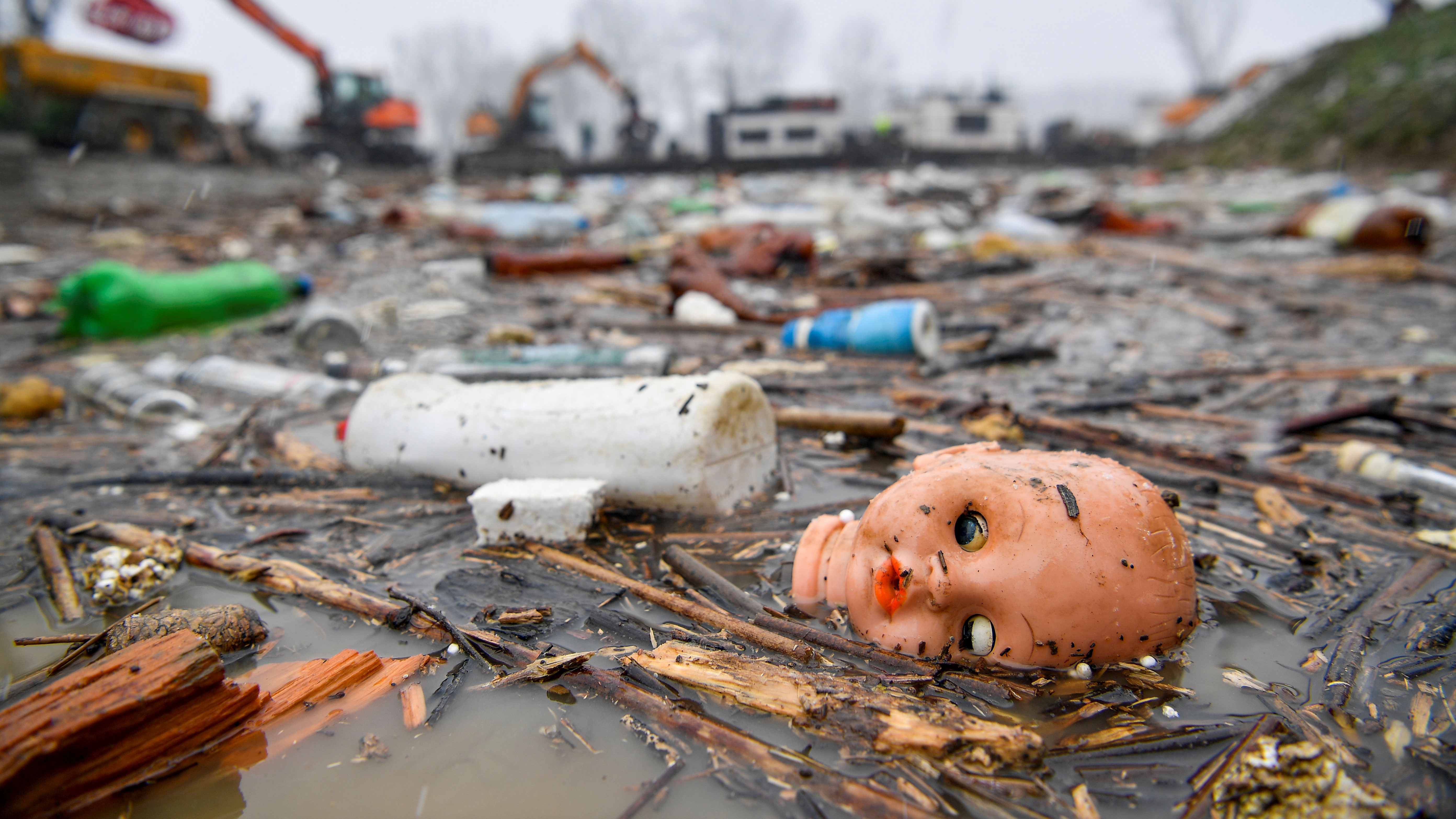 Kommunális hulladék a Tiszán Vásárosnaménynál 2020. február 28-án