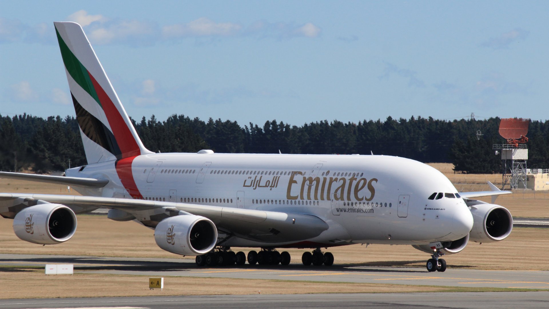 Az Emirates légitársaság repülőgépe a kifutópályán