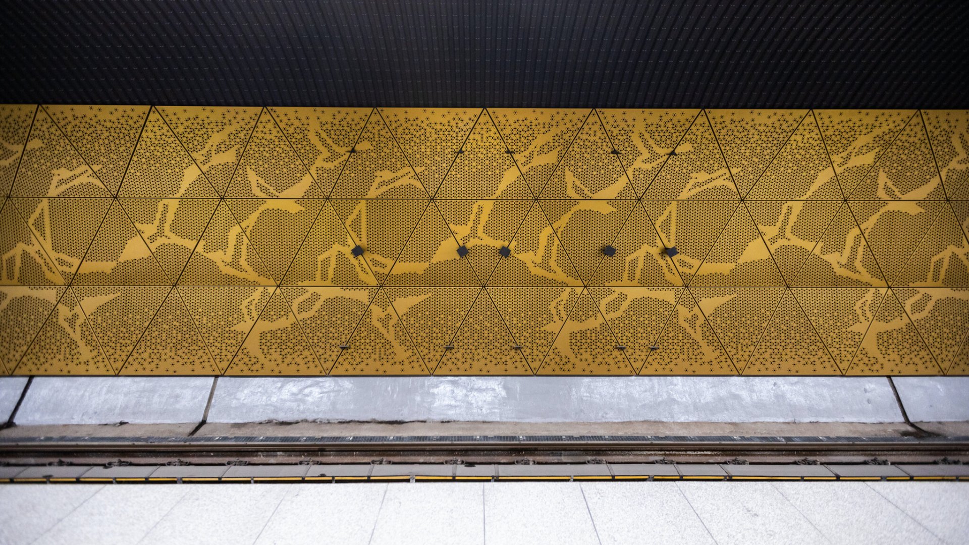 A Ferenciek tere felújított metróállomás aranyszínű arculata