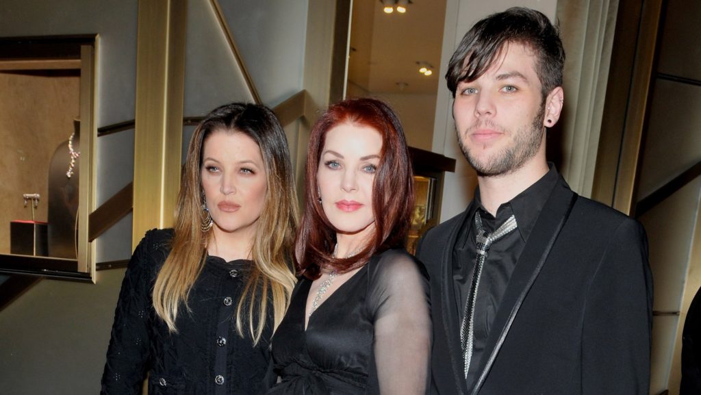 Ő Navarone Garibaldi, Lisa Marie Presley 19 évvel fiatalabb féltestvére