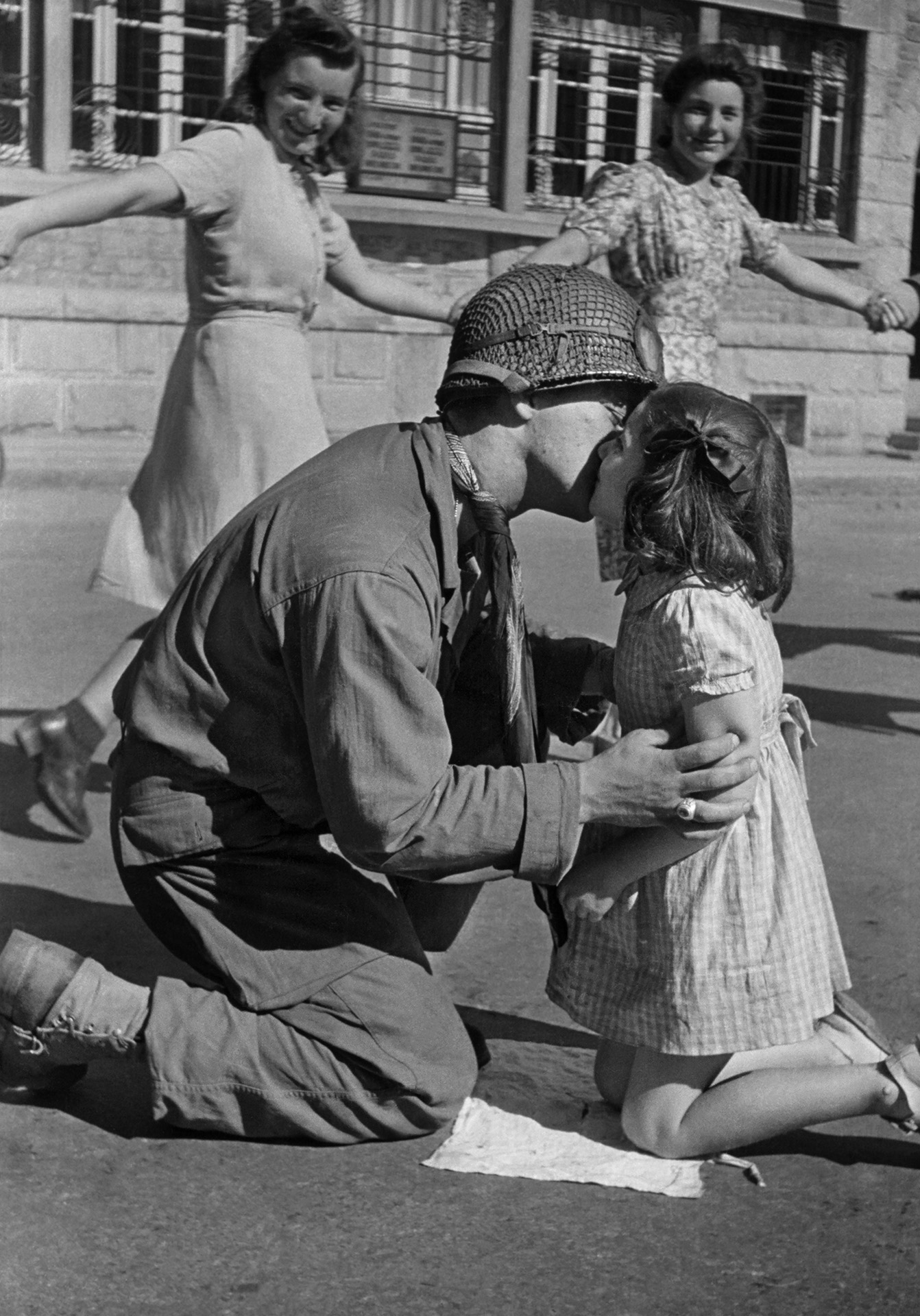 Amerikai katona csókol arcon egy francia kislányt