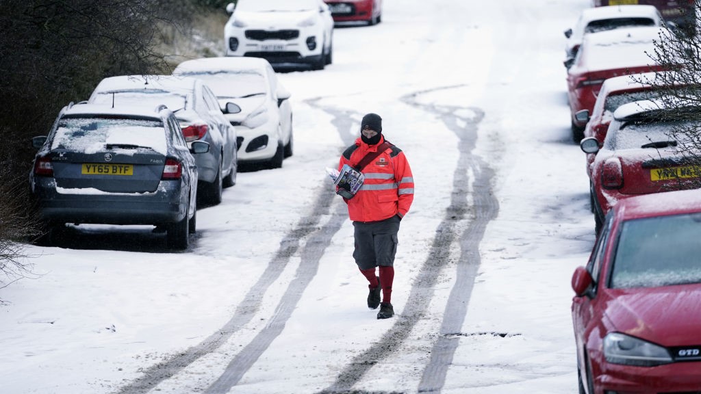 Egy brit postás télen is rövidnadrágban viszi ki a küldeményeket