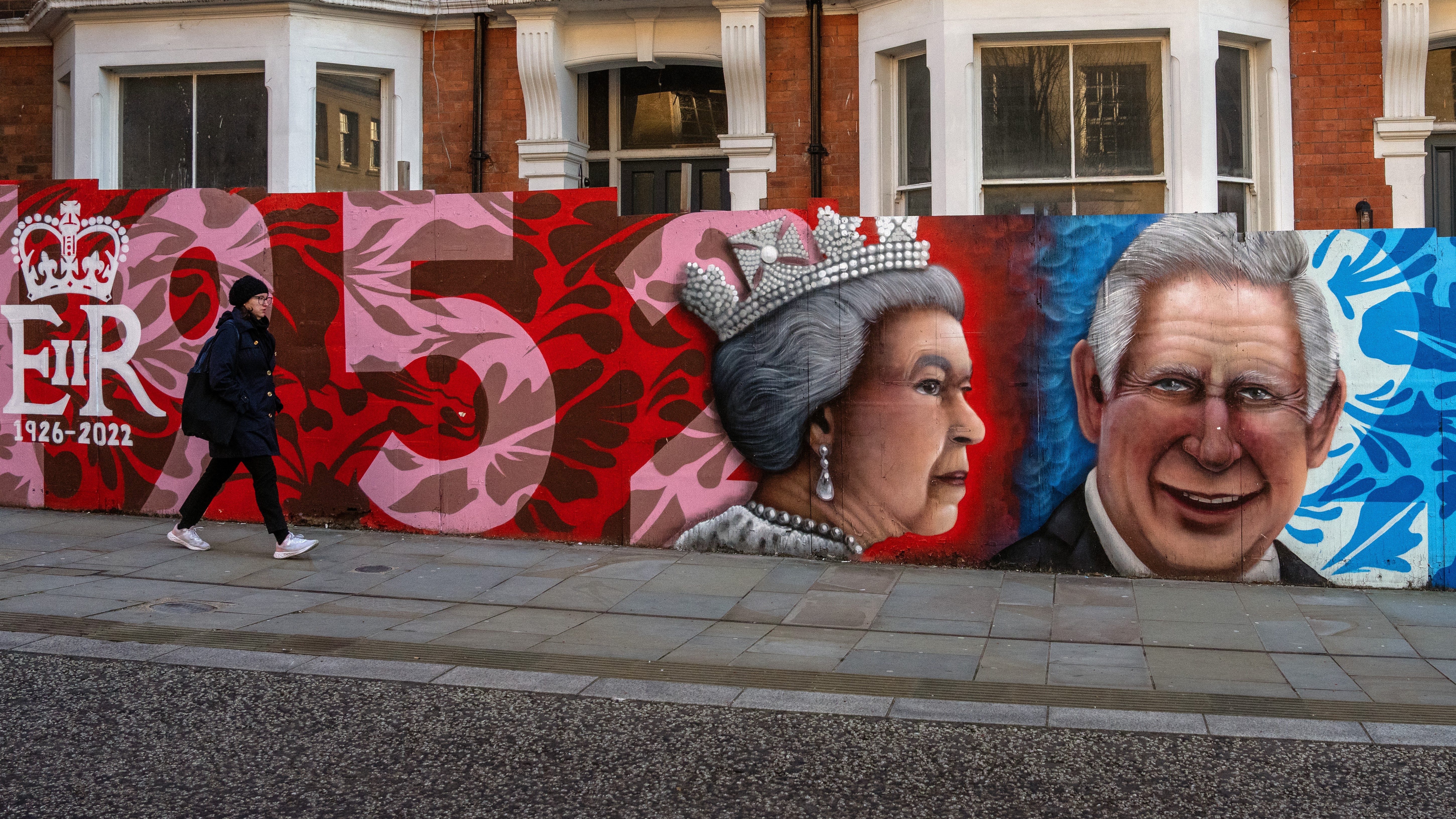 Az II. Erzsébet királynőt és III. Károly királyt ábrázoló falfestmény Northamptonban