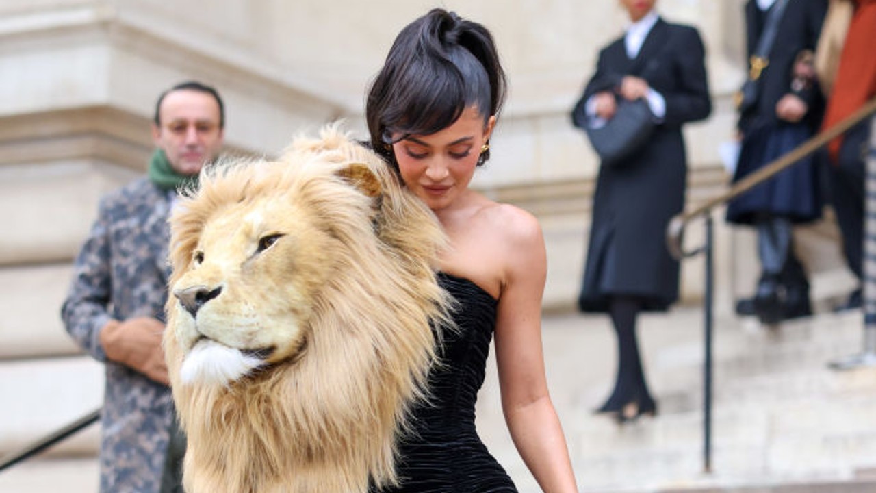Kylie Jenner oroszlánfejet visel
