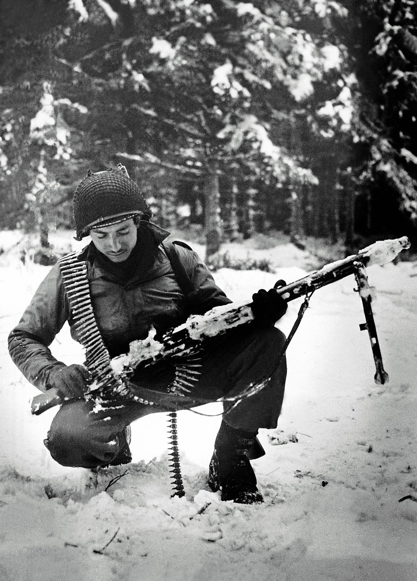 Amerikai katona fegyverével az Ardennekben
