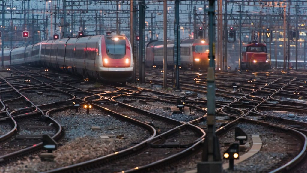 Súlyos áramütés ért két fiatalt, miután felmásztak a vagon tetejére