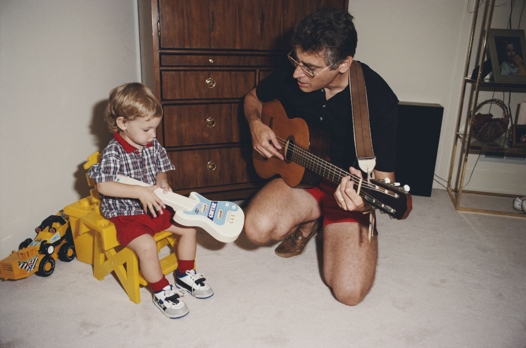 Apa és fia játszik a kilencvenes években.