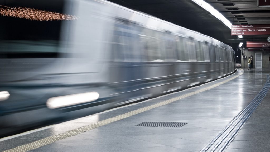 Videón, ahogy beázik az esőtől a Kálvin téri metróállomás