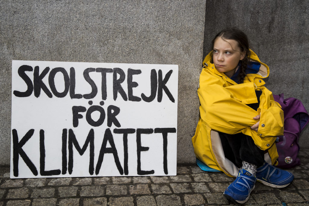Greta Thunberg tüntet a svéd parlament előtt 2018-ban