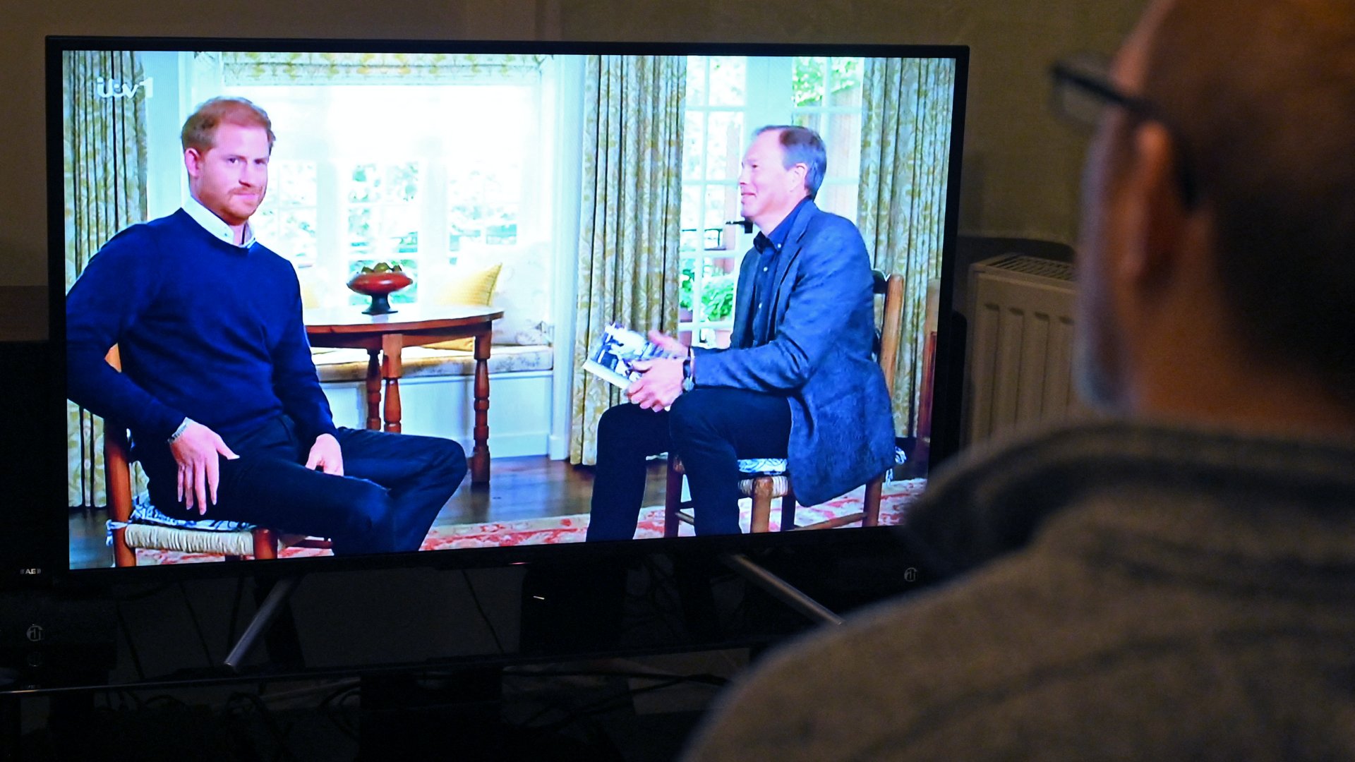 Egy néző az ITV-n sugárzott televíziós interjút figyeli 2023. január 8-án, amelyet Harry brit herceg, Sussex hercege adot Spare című könyvének megjelenése előtt