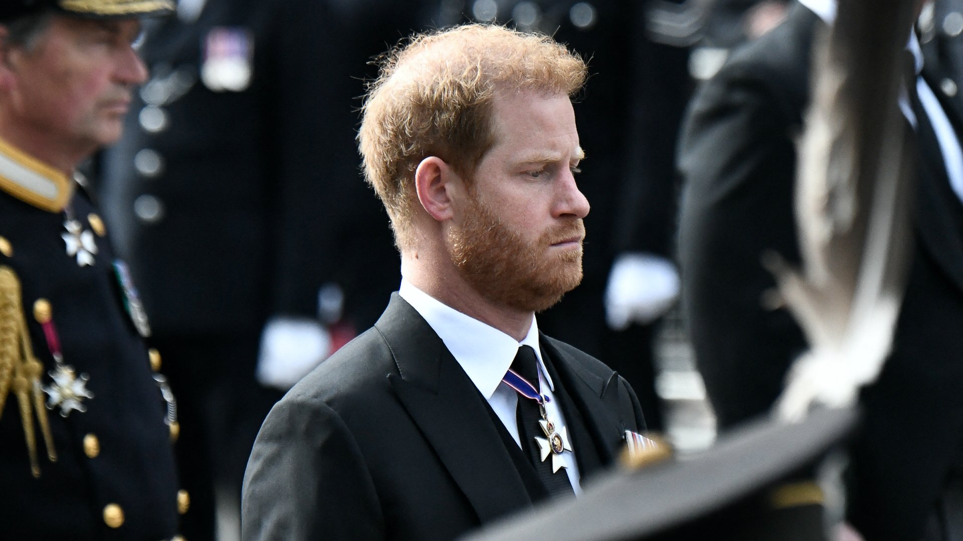 Harry herceg követi II. Erzsébet királynő koporsóját 2022. szeptember 19-én, II. Erzsébet királynő állami gyászszertartása után