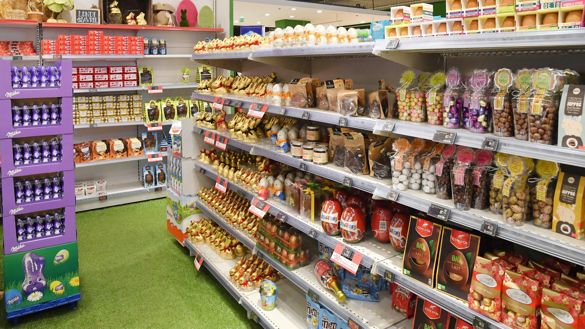 Húsvéti csokik egy párizsi szupermarket polcain 2020. április 8-án