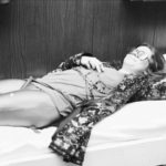 Janis Joplin ágyban fekszik