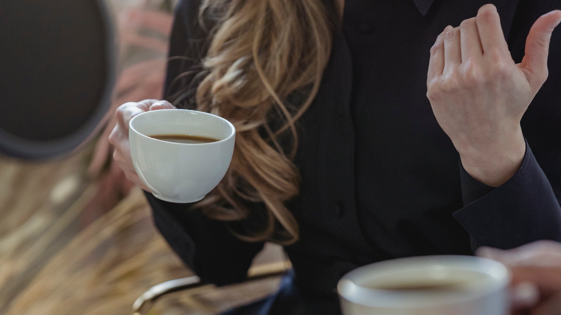 Kávés csésze egy nő kezében