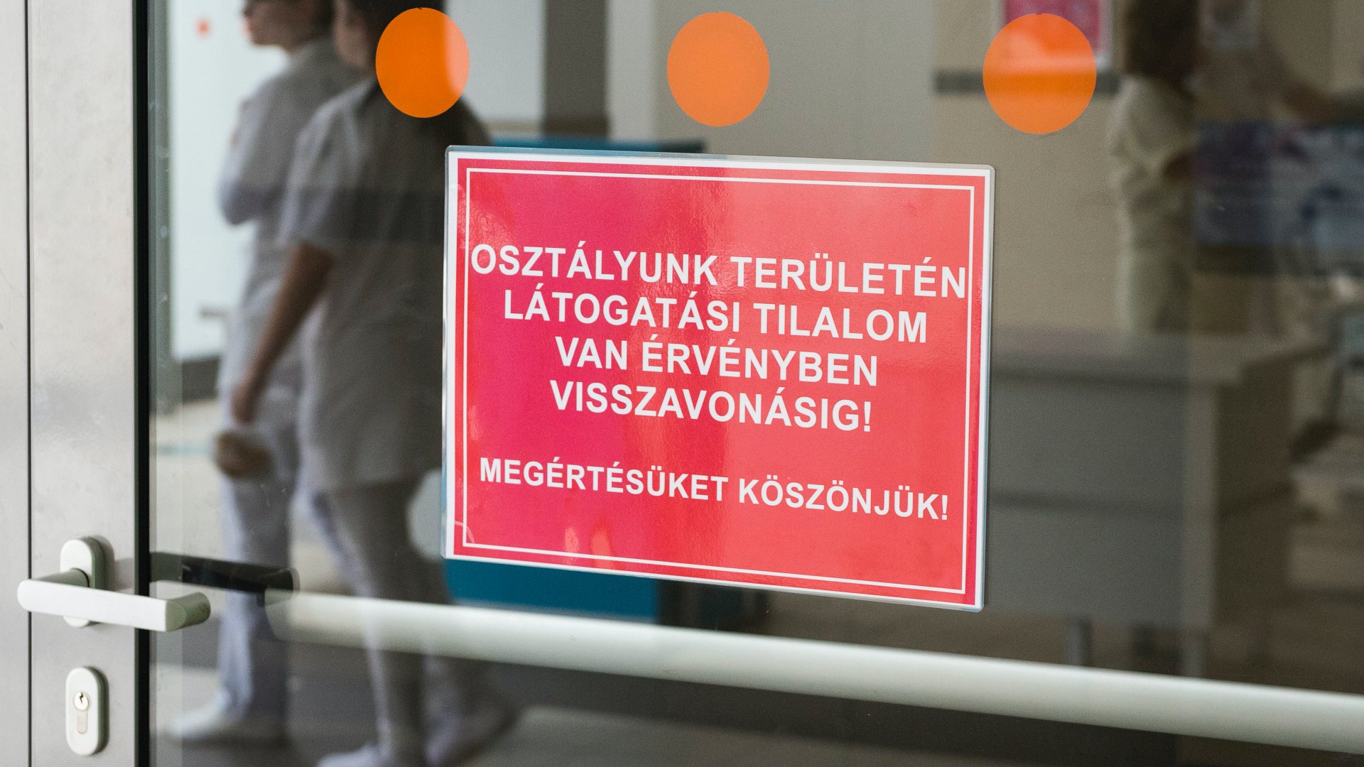 A látogatási tilalomról szóló tájékoztató a nyíregyházi Jósa András Oktatókórház Gyermekgyógyászati Osztálya egyik bejáratán 2018. február 6-án
