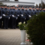 A hősi halottá nyilvánított Baumann Péter posztumusz rendőr főhadnagy temetése a Mátészalkai Köztemetőben 2022. január 26-án