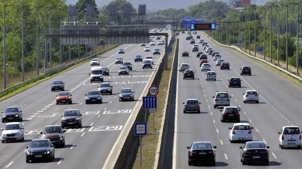 Tizenöt autó karambolozott szombat reggel az M1-esen