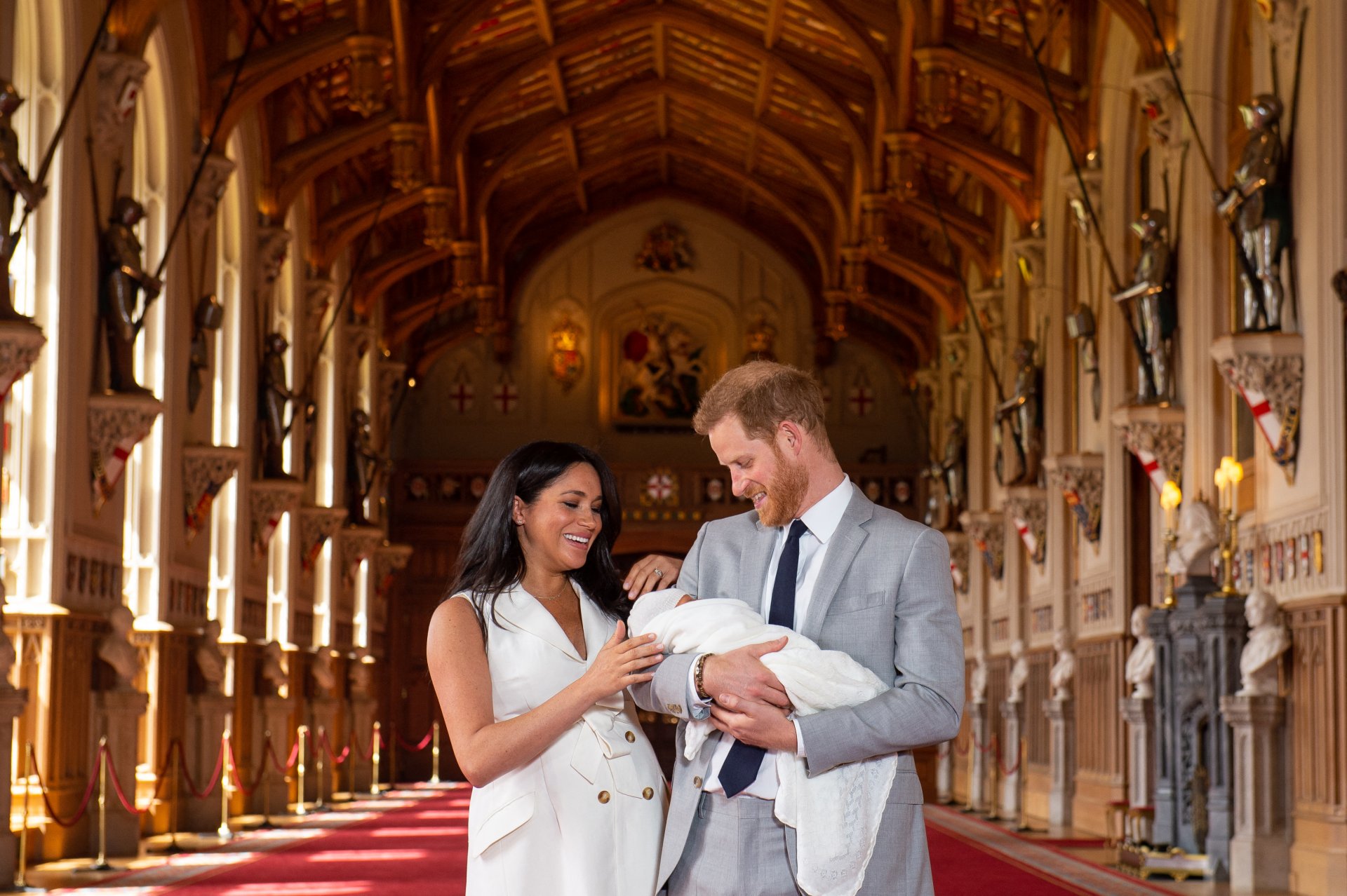 Harry herceg és Meghan Markle újszülött fiukkal, Archie Harrison Mountbatten-Windsorral 2019. május 8-án