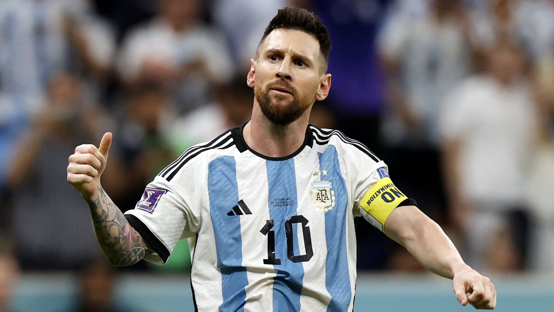 Az argentin Lionel Messi, miután 11-esbõl megszerezte csapata második gólját a katari labdarúgó-világbajnokság negyeddöntõjében játszott Hollandia-Argentína mérkõzésen a Loszaíl Stadionban 2022. december 9-én