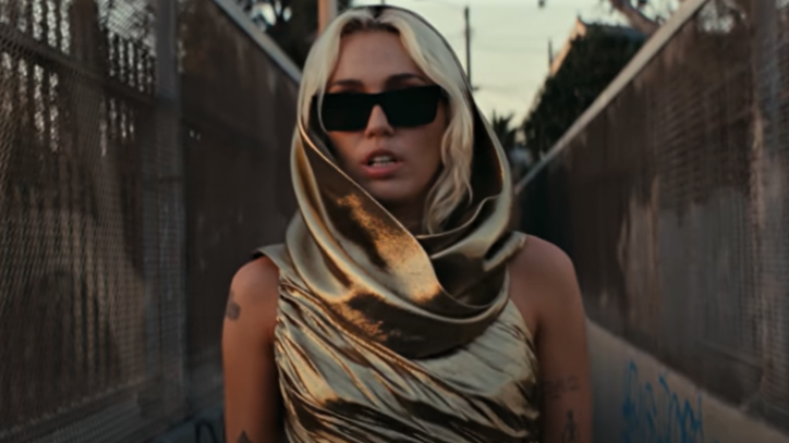 Részlet Miley Cyrus Flowers című klipjéből