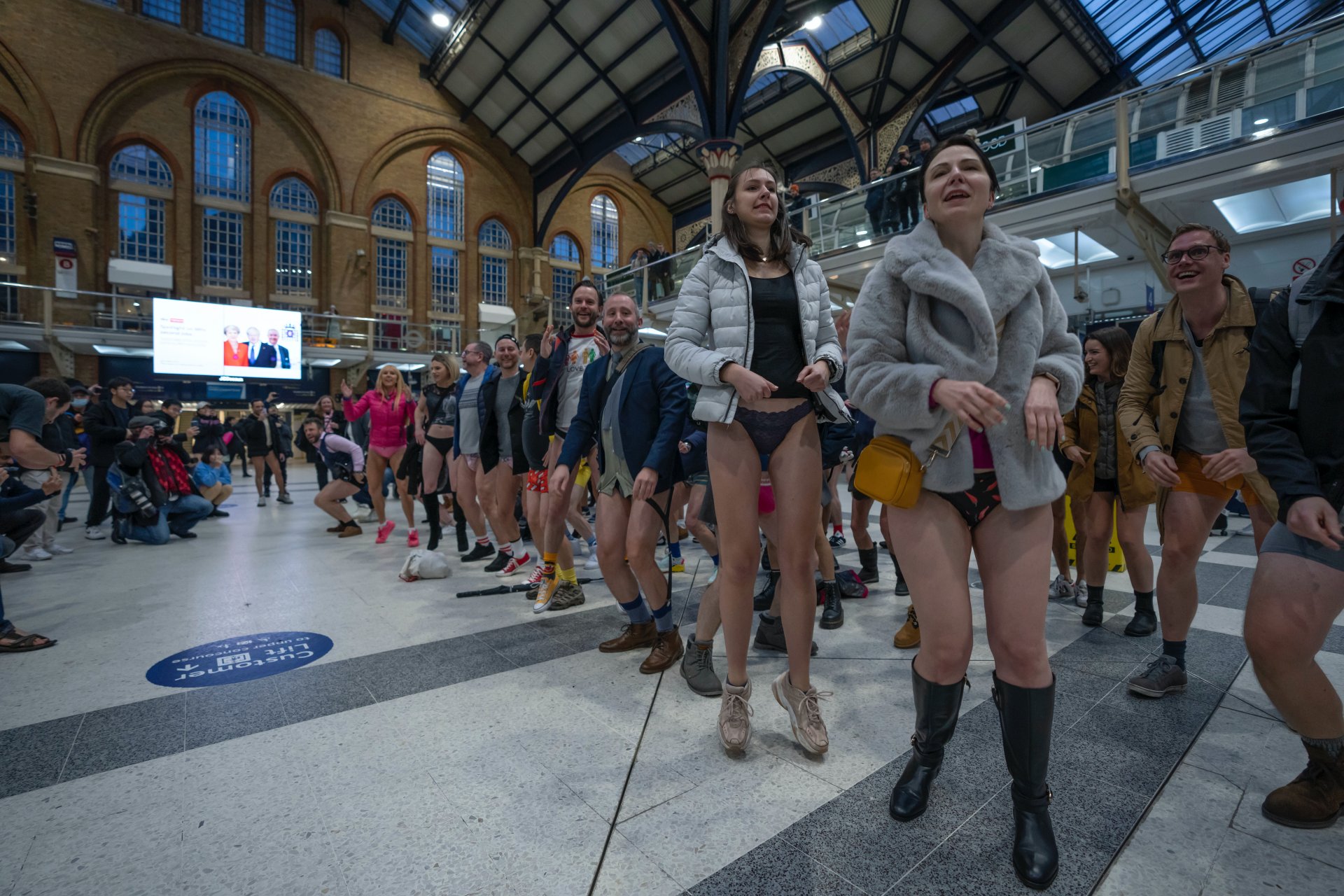 A nadrág nélküli metrózási akcióban vesznek részt emberek a londoni metró egyik vonalán 2023. január 8-án